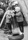 Två barn som gungar. Holtermanska daghemmet juni 1974.