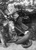 Två barn som gungar. Holtermanska daghemmet juni 1974.