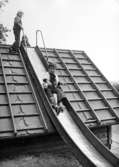 Barn som åker rutschbana. Holtermanska daghemmet juni 1974.