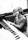 Ett barn som spelar piano. Holtermanska daghemmet maj 1975.