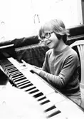 Ett barn som spelar piano. Holtermanska daghemmet maj 1975.