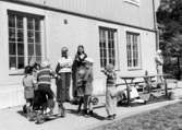 Barn som leker utomhus. Holtermanska daghemmet, okänt årtal.
