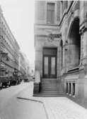 Före ombyggnaden 1928-1929. Avgående avdelningen. Entrén (västra
ingången) från Bryggaregatan till avgående avdelningen.