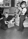 Barn som leker. Holtermanska daghemmet, okänt årtal.