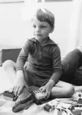 En sittande pojke som leker med Duplo. Holtermanska daghemmet, okänt årtal.