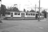 Linje 4 vid ändhållplatsen. Mölndalsbro i dag - ett skolpedagogiskt dokumentationsprojekt på Mölndals museum under oktober 1996. 1996_0913-0930 gjorda av högstadieelever från Kvarnbyskolan 9A, grupp 1. Se även gruppbilder på klasserna 1996_1382-1405 och bilder från den färdiga utställningen 1996_1358-1381.