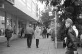 Mölndalsbro i dag - ett skolpedagogiskt dokumentationsprojekt på Mölndals museum under oktober 1996. 1996_0913-0930 gjorda av högstadieelever från Kvarnbyskolan 9A, grupp 1. Se även gruppbilder på klasserna 1996_1382-1405 och bilder från den färdiga utställningen 1996_1358-1381.