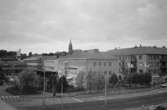 Till vänster skymtar Broplatsen. Emellan de två byggnaderna till höger startar Brogatan. Mölndalsbro i dag - ett skolpedagogiskt dokumentationsprojekt på Mölndals museum under oktober 1996. 1996_0950-0965 är gjorda av högstadieelever från Kvarnbyskolan 9A, grupp 3. Se även 1996_0913-0940, gruppbilder på klasserna 1996_1382-1405 samt bilder från den färdiga utställningen 1996_1358-1381.