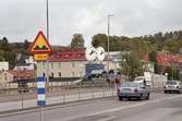 Vy nordost från bron. Kvarnbyskolan syns längst till höger (röd tegelbyggnad). Mölndalsbro i dag - ett skolpedagogiskt dokumentationsprojekt på Mölndals museum under oktober 1996. 1996_0987-0990 är gjorda av högstadieelever från Kvarnbyskolan 9A, grupp 5. Se även 1996_0913-0940, gruppbilder på klasserna 1996_1382-1405 samt bilder från den färdiga utställningen 1996_1358-1381.