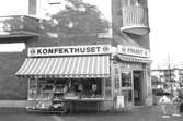 Konfekthuset vid Brogatan/Alberts torg. Mölndalsbro i dag - ett skolpedagogiskt dokumentationsprojekt på Mölndals museum under oktober 1996. 1996_1005-1023 är gjorda av högstadieelever från Kvarnbyskolan 9A, grupp 6. Se även 1996_0913-0940, gruppbilder på klasserna 1996_1382-1405 samt bilder från den färdiga utställningen 1996_1358-1381.