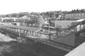 Vy från bron på tåg- och pendelstationen. Mölndalsbro i dag - ett skolpedagogiskt dokumentationsprojekt på Mölndals museum under oktober 1996. 1996_1052-1060 är gjorda av högstadieelever från Kvarnbyskolan 9C, grupp 2. Se även 1996_0913-0940, gruppbilder på klasserna 1996_1382-1405 samt bilder från den färdiga utställningen 1996_1358-1381.