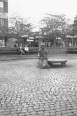 Skulpturen Albert på Mölndals torg. Mölndalsbro i dag - ett skolpedagogiskt dokumentationsprojekt på Mölndals museum under oktober 1996. 1996_1061-1076 är gjorda av högstadieelever från Kvarnbyskolan 9C, grupp 3. Se även 1996_0913-0940, gruppbilder på klasserna 1996_1382-1405 samt bilder från den färdiga utställningen 1996_1358-1381.