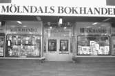 Mölndals bokhandel på Brogatan. Mölndalsbro i dag - ett skolpedagogiskt dokumentationsprojekt på Mölndals museum under oktober 1996. 1996_1061-1076 är gjorda av högstadieelever från Kvarnbyskolan 9C, grupp 3. Se även 1996_0913-0940, gruppbilder på klasserna 1996_1382-1405 samt bilder från den färdiga utställningen 1996_1358-1381.