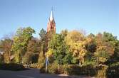 Fässbergs kyrka. Mölndalsbro i dag - ett skolpedagogiskt dokumentationsprojekt på Mölndals museum under oktober 1996. 1996_1098-1115 är gjorda av högstadieelever från Kvarnbyskolan 9C, grupp 5. Se även 1996_0913-0940, gruppbilder på klasserna 1996_1382-1405 samt bilder från den färdiga utställningen 1996_1358-1381.