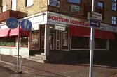 Portens Corner Pizza i hörnet av Göteborgsvägen/Bergmansgatan 1. Mölndalsbro i dag - ett skolpedagogiskt dokumentationsprojekt på Mölndals museum under oktober 1996. 1996_1098-1115 är gjorda av högstadieelever från Kvarnbyskolan 9C, grupp 5. Se även 1996_0913-0940, gruppbilder på klasserna 1996_1382-1405 samt bilder från den färdiga utställningen 1996_1358-1381.