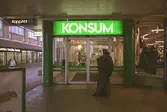 Huvudentré till Konsum på Brogatan. Mölndalsbro i dag - ett skolpedagogiskt dokumentationsprojekt på Mölndals museum under oktober 1996. 1996_1135-1152 är gjorda av högstadieelever från Kvarnbyskolan 9D, grupp 1. Se även 1996_0913-0940, gruppbilder på klasserna 1996_1382-1405 samt bilder från den färdiga utställningen 1996_1358-1381.