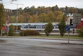 Vy österut över Göteborgsvägen på pendeln mot Göteborg. Mölndalsbro i dag - ett skolpedagogiskt dokumentationsprojekt på Mölndals museum under oktober 1996. 1996_1264-1282 är gjorda av högstadieelever från Åbyskolan 8A, grupp 2. Se även 1996_0913-0940, gruppbilder på klasserna 1996_1382-1405 och bilder från den färdiga utställningen 1996_1358-1381.