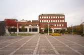 Folkets hus (konsthall och bibliotek) vid Stadshusplatsen. Mölndalsbro i dag - ett skolpedagogiskt dokumentationsprojekt på Mölndals museum under oktober 1996. 1996_1320-1337 är gjorda av högstadieelever från Åbyskolan 8A, grupp 5. Se även 1996_0913-0940, gruppbilder på klasserna 1996_1382-1405 och bilder från den färdiga utställningen 1996_1358-1381.