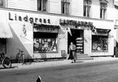 Lindgrens Lanthandel på Gamla Riksvägen 42 i Kållered, 1940-tal. Byggnaden finns kvar än i dag.