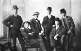 Sex välklädda herrar i kostym och kubb. Oskar Andersson (tredje från vänster) med vänner, ca 1910.