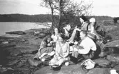 I förgrunden syskonen Elin och Sven Andersson tillsammans med vänner på utflykt till Finnsjön.