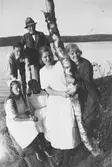 Gertrud Andersson (gift Larsson) till höger, med vänner på utflykt till Rådasjön, ca 1925.