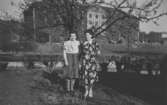 Elisabet Stam Andersson till höger. I bakgrunden Svallövsbolaget, 1940-tal. Fotografen Elin var lillasyster till Oskar Andersson, givaren Brittas morfar.