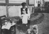 Lillemor med far Oskar Andersson och hunden Ming på Barnhemsgatan 13, 1930-talets början.