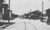 Spårvagnshallarna vid Mölndalsbro (i själva korsningen) och Pressbyråns kiosk i hörnet mellan Göteborgsvägen - Kvarnbygatan år 1929. Till vänster skymtar fasaderna på Kungsbackavägen 2, samt Göteborgsvägen 1, 3 och 5.