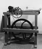 Drevs medelst trampning. Uppfinnare vaktmästaren vid
Centralpostkontoret i Stockholm Otto Reinhold Lennholm.  Kapacitet
c:a 500 försändelser i minuten. I Postmusei samlingar, i rum nr 24, å
nb. (Se artikel i Postryttaren 1953). Foto 9/2 1953.