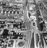 Flygbild över centrala Mölndal, där sedan motorvägen och Mölndalsbro byggdes 1974.
Man ser från söder mot norr: Broslättsgatan, Lillgatan, Frölundagatan, Bergmansgatan, Tempelgatan, Knarrhögsgatan, Växthusgatan, Länsmansgatan och Lasarettet. Vidare ses Medborgaregatan -  Medborgarestigen, Nygatan samt Göteborgsvägen -  Kungsbackavägen. 1960-tal.