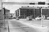 Mölndalsbro 1973, sett från nedre delen av Kvarnbygatan mot Frölundagatans mynning.