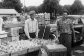 Torghandel på Nya torget, 1960-tal. Till vänster står Evert Andersson (i keps) från Fässberg Västergården.