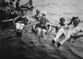 Kvinnor och barn badar i Tulebosjön, 1930-tal. Den piprökande mannen till höger är Karl Alberts.