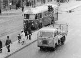 Foton 13/3 1961. Volvo lastbil i trafiken på Vasagatan. Lastbil av
ej allra senaste typen.
