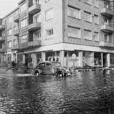 Bilden är tagen vid översvämningen i Mölndalsbro, februari 1943.
Under fotot står 