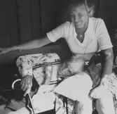 Brogården och Brattåshemmet på utflykt, okänd plats och årtal. Johan Aronsson vilar i knäet på vårdbiträde Gunborg Lans.