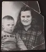 En kvinna som har ett barn i knät