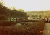 Landskapsbild med folksamling i Gunnebo slottspark, maj -91.