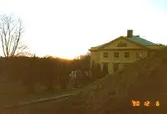 En kvällsbild snett från öster på Gunnebo slott, december 1990.