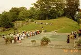 Publik som lyssnar till musikunderhållning på Gunnebo slotts framsida, augusti 1990.