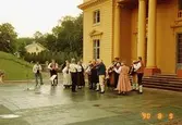 Folkdans på Gunnebo slotts framsida, augusti -90.