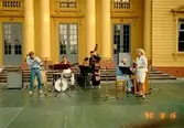 En konsert vid Gunnebo slotts framsida, augusti 1990.