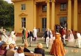 Dansuppvisning framför Gunnebo slott, med dansare i kläder från 1800-talets förra del. 20 augusti 1990. Fler relaterande bilder finns.