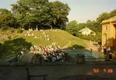 En konsert pågår inför publik på Gunnebo slotts framsida, juli 1990.