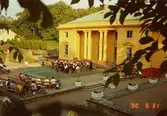 Musikunderhållning för publik utanför slottet, maj 1990.