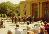 Musikunderhållning för publik utanför slottet, maj 1990.