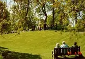 Personer som vistas i Gunnebo slottspark, maj 1990.