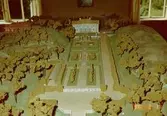 Närbild på modell av Gunnebo slott och trädgård, juni 1990.
