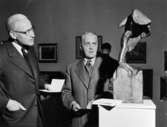 Foton tagna vid vernissagen den 6/3 1954. Byrådirektörerna E.E.
Johansson och N.E. Düring.